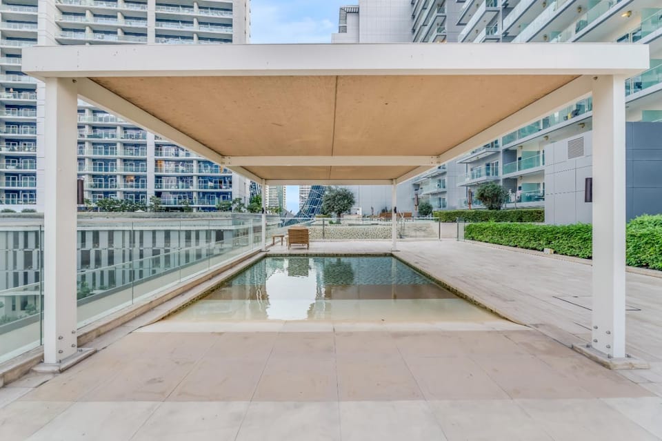Property building, Day, Pool view, Swimming pool, Swimming pool