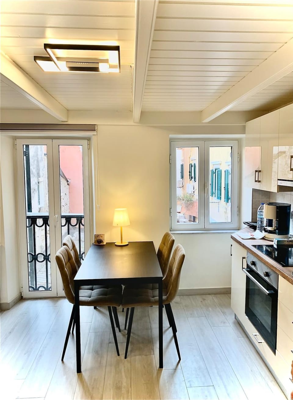 Kitchen or kitchenette, Dining area