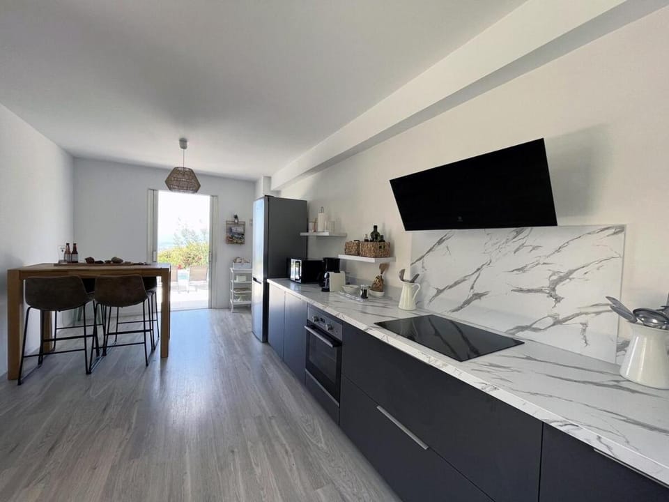 Kitchen or kitchenette, Dining area, stove