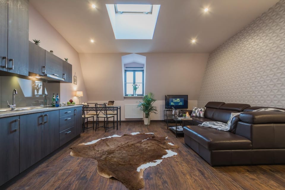 Communal lounge/ TV room, TV and multimedia, Coffee/tea facilities, Kitchen or kitchenette, Living room, Photo of the whole room, Decorative detail, Seating area, Dining area, Communal kitchen, On site, Food, Drinks, Family