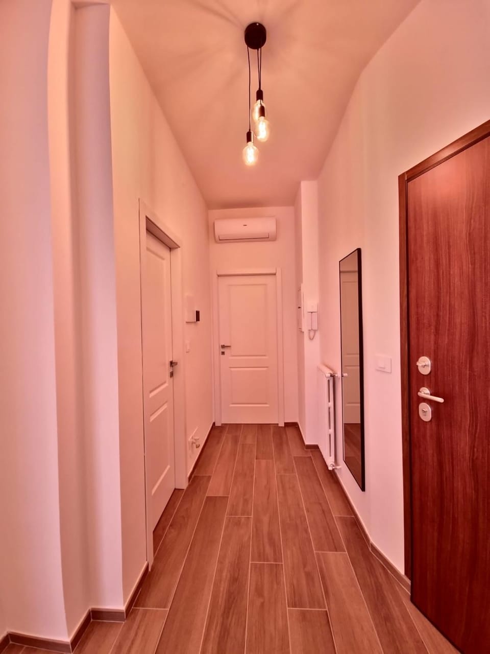 Facade/entrance, air conditioner, air conditioner