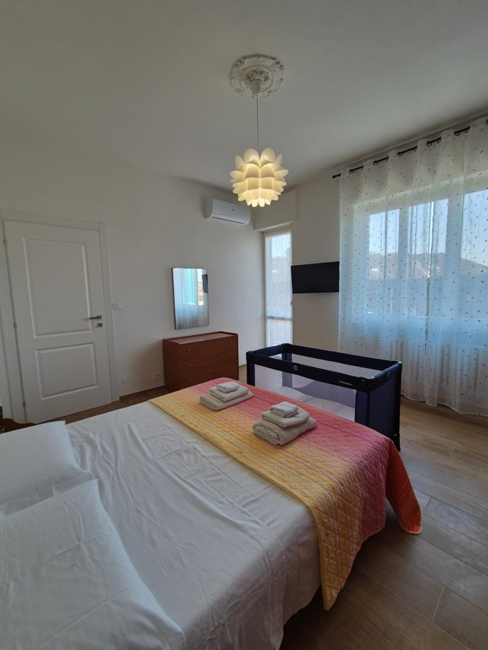 Bed, TV and multimedia, View (from property/room), Decorative detail, Bedroom, cot, towels