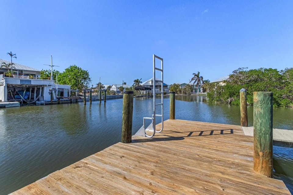 Close to Beach, Secluded Pier with Partial Bay Views - Blue Bayou A - Roelens House in Estero Island