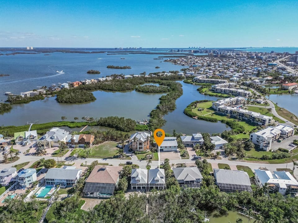 Close to Beach, Secluded Pier with Partial Bay Views - Blue Bayou A - Roelens House in Estero Island