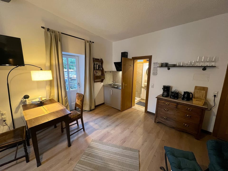 TV and multimedia, Kitchen or kitchenette, Seating area, stove, toaster