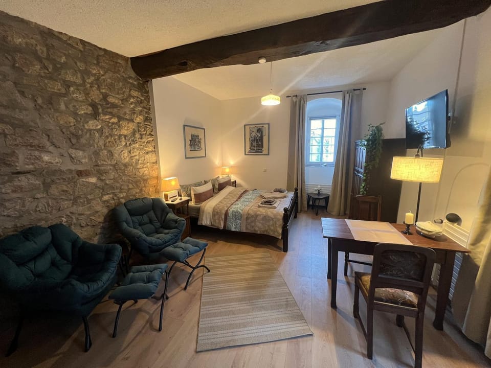 Communal lounge/ TV room, Bed, TV and multimedia, Living room, Photo of the whole room, Seating area, Bedroom