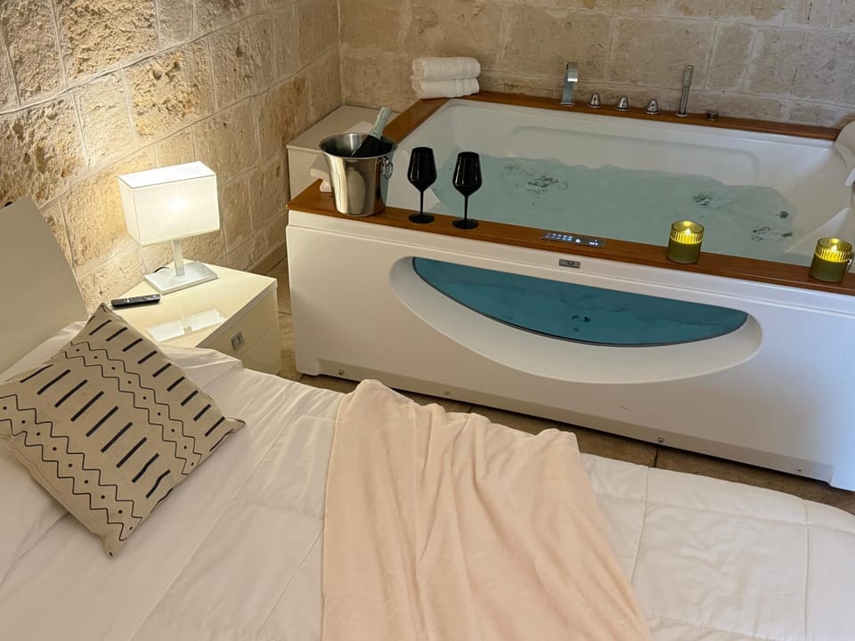 Hot Tub, Photo of the whole room