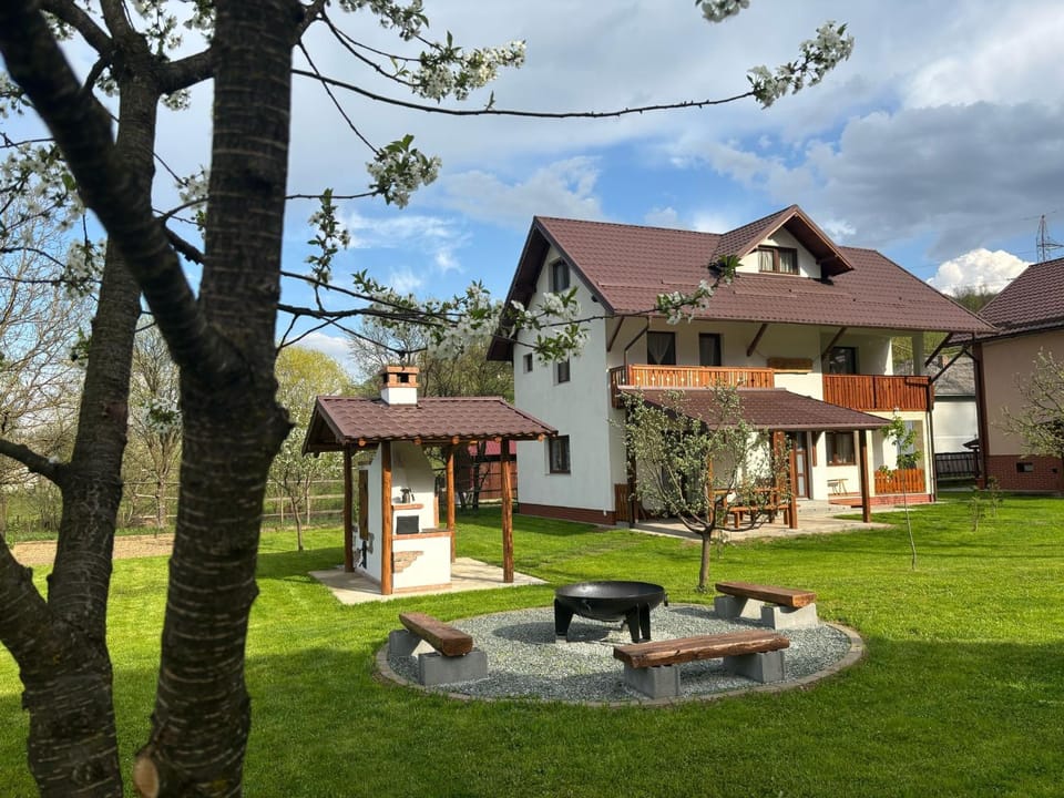 Property building, Day, Natural landscape, Garden, Garden view