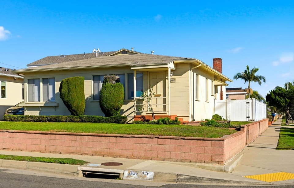 Property building, Facade/entrance, Spring, Day, Neighbourhood, Lobby or reception, Garden view, Street view