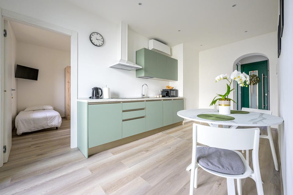 Coffee/tea facilities, Kitchen or kitchenette, Living room, Seating area, Dining area, stove