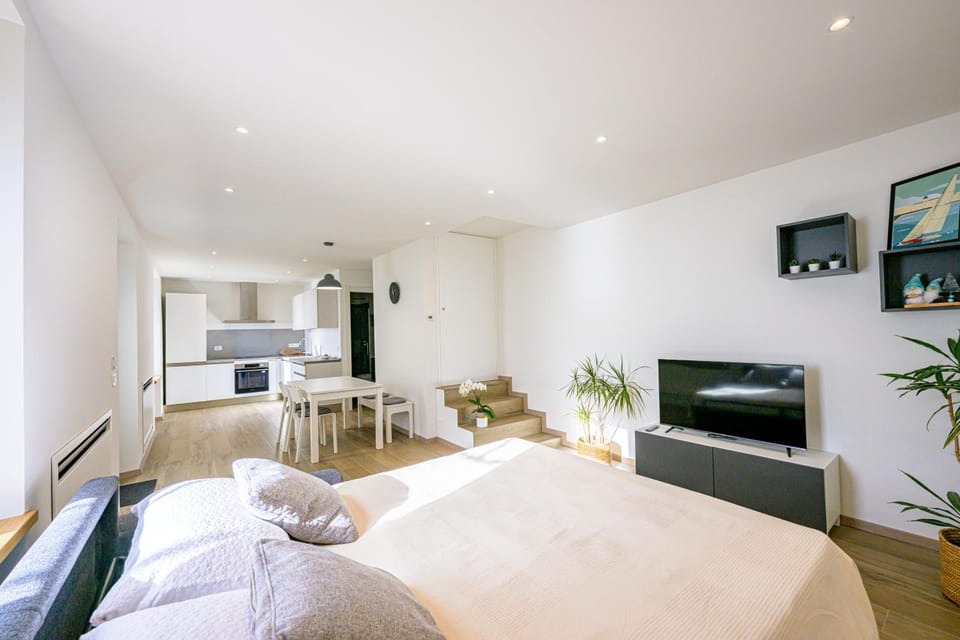 Communal lounge/ TV room, Bed, TV and multimedia, Kitchen or kitchenette, Living room, Photo of the whole room, Seating area, Dining area