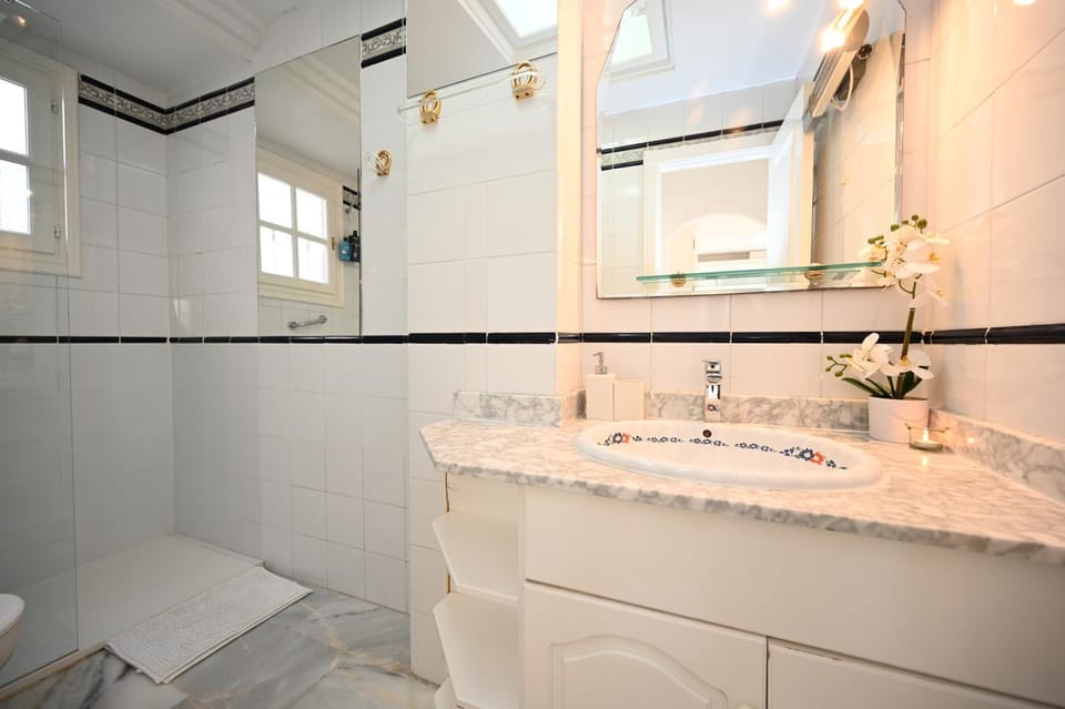 Shower, Bathroom, hair dryier, heating, towels