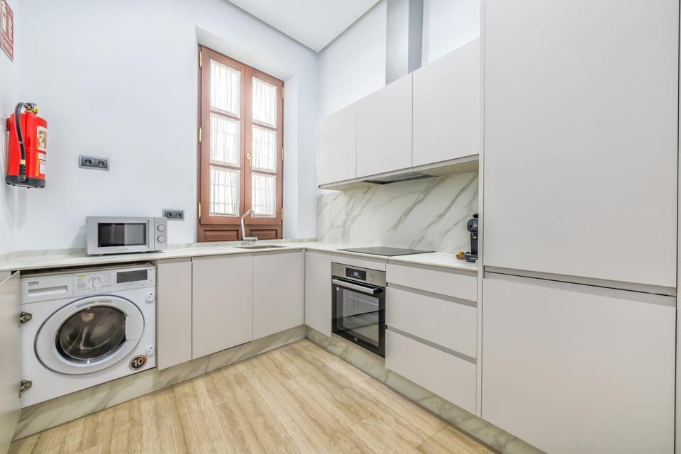 Coffee/tea facilities, Kitchen or kitchenette, dishwasher, microwave, oven, stove, toaster, washing machine
