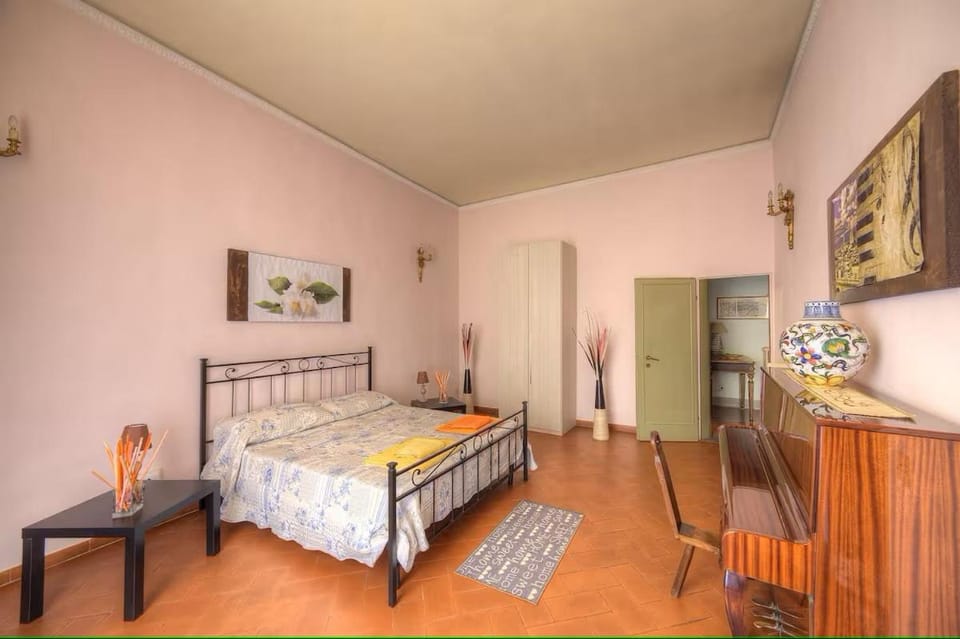 Historical building charming apartment Apartment in Florence