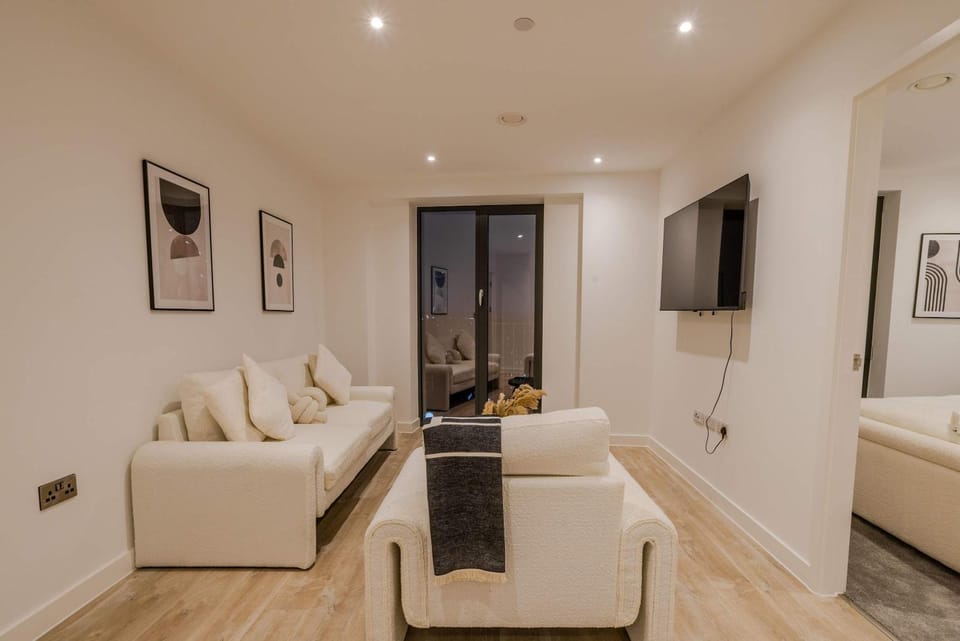 Bianco Suite 2BR with City Views Apartment in Salford