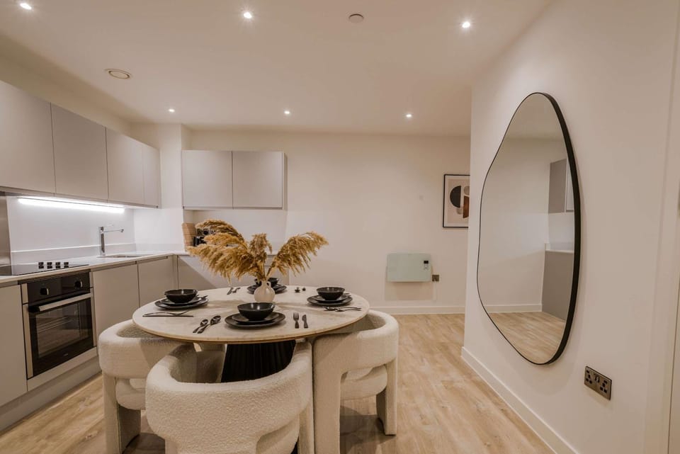 Bianco Suite 2BR with City Views Apartment in Salford