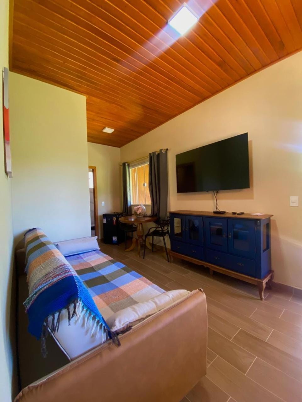 Bed, TV and multimedia, Living room, Photo of the whole room, Seating area, Evening entertainment, Bedroom