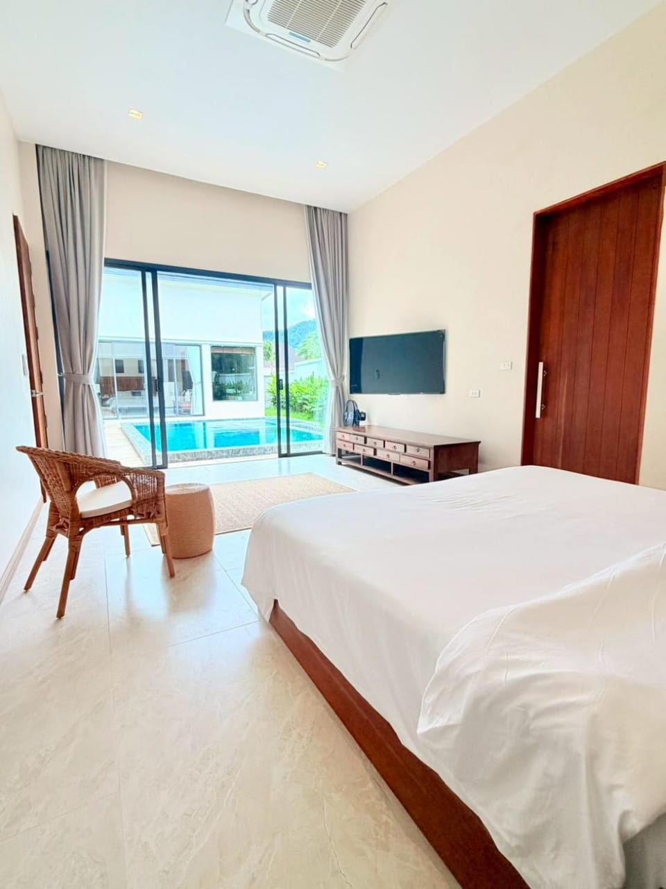 TV and multimedia, Bedroom, Pool view