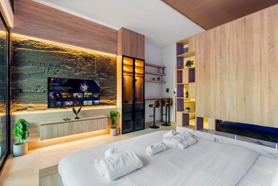 Bed, TV and multimedia, Kitchen or kitchenette, Photo of the whole room, Bedroom