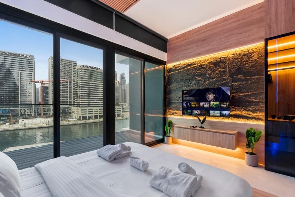 Bed, Photo of the whole room, Bedroom, Pool view, Swimming pool, towels