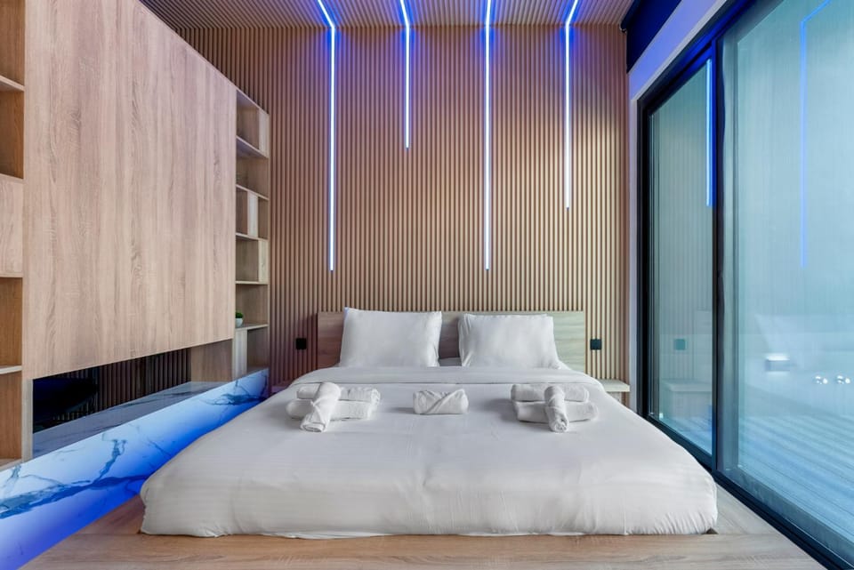 Bed, Photo of the whole room, Bedroom, towels