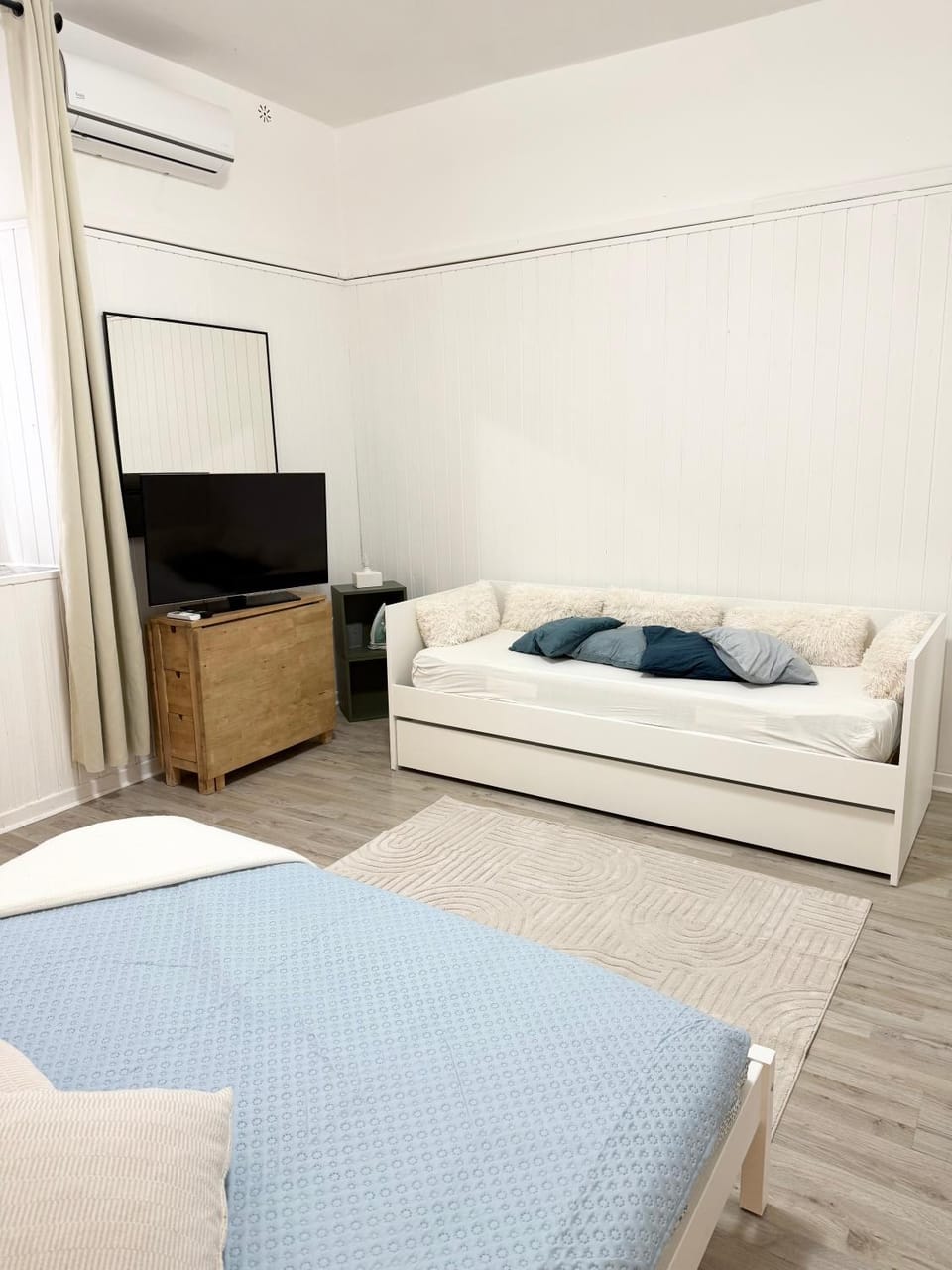 Bed, TV and multimedia, Photo of the whole room, Bedroom, air conditioner