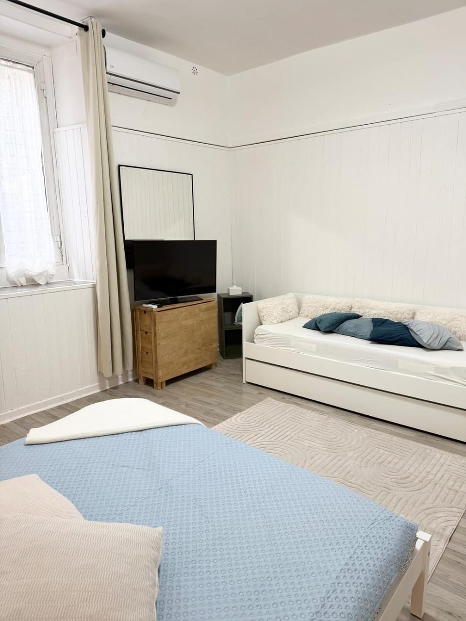 Bed, TV and multimedia, Photo of the whole room, Evening entertainment, Bedroom, air conditioner