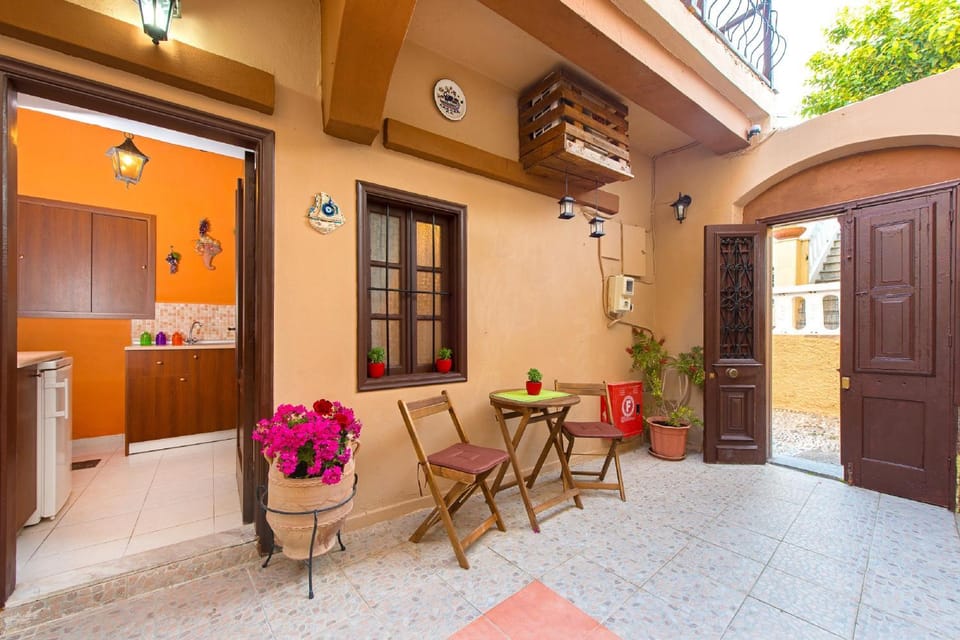 Day, Seating area, Dining area