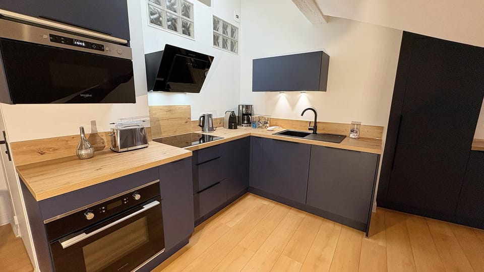 Coffee/tea facilities, Kitchen or kitchenette, microwave, oven, stove, toaster, kitchen