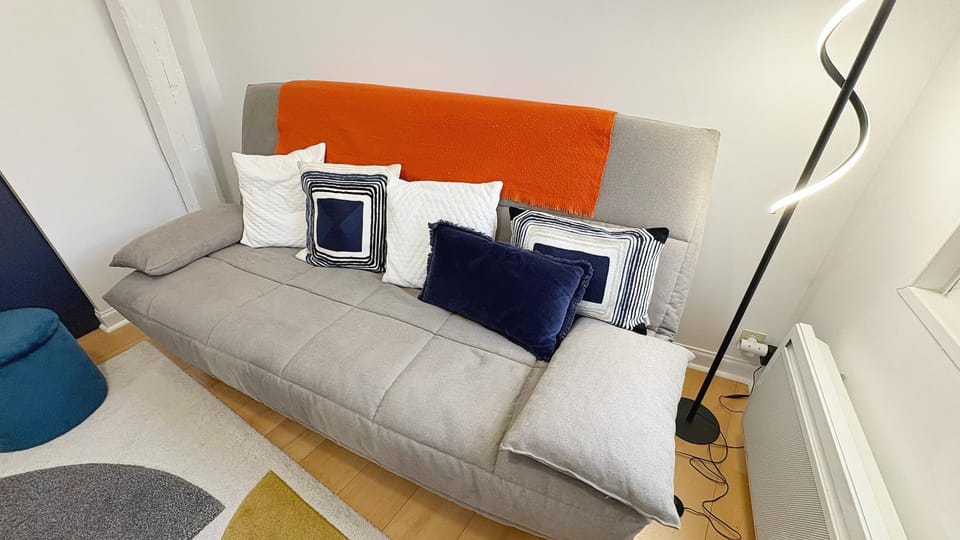 Bed, Living room