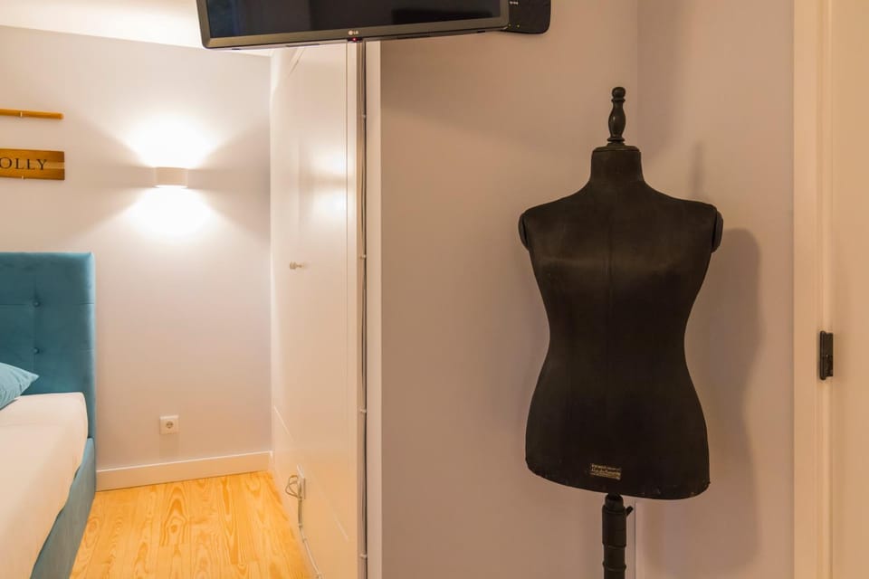 Bed, TV and multimedia, wardrobe