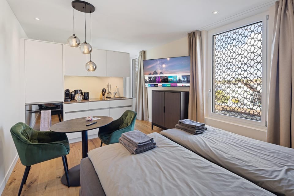 Bed, TV and multimedia, Kitchen or kitchenette, Photo of the whole room, Seating area, Dining area, Bedroom