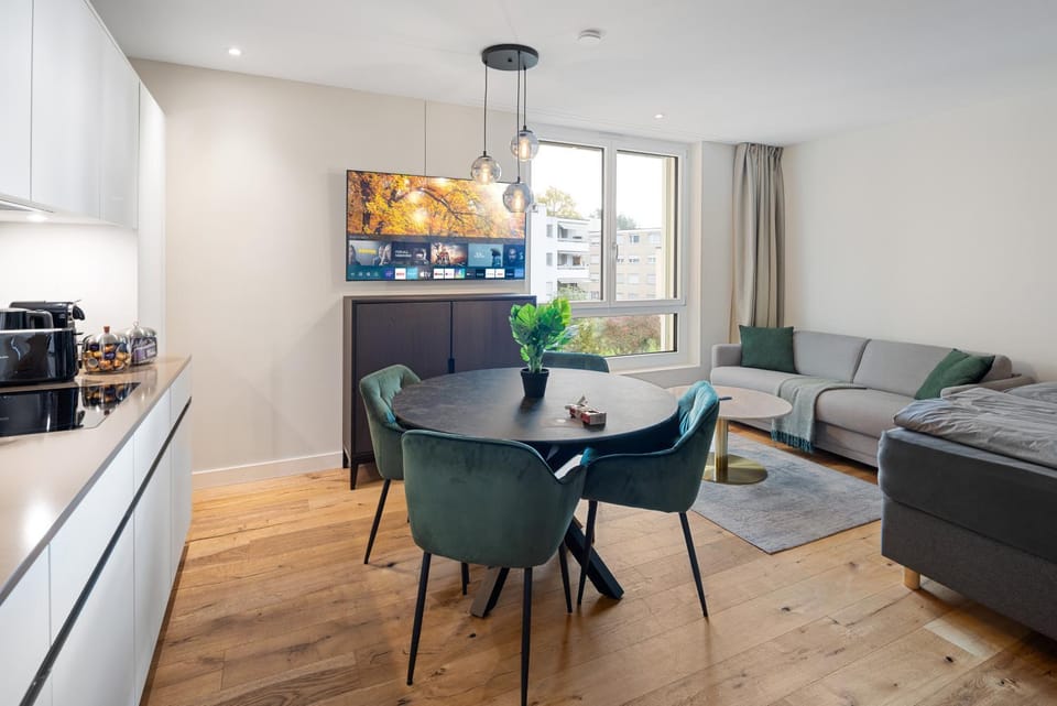 Coffee/tea facilities, Kitchen or kitchenette, Living room, Seating area, Dining area