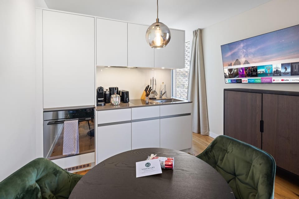 Coffee/tea facilities, Kitchen or kitchenette, Dining area, dishwasher, oven, stove, toaster