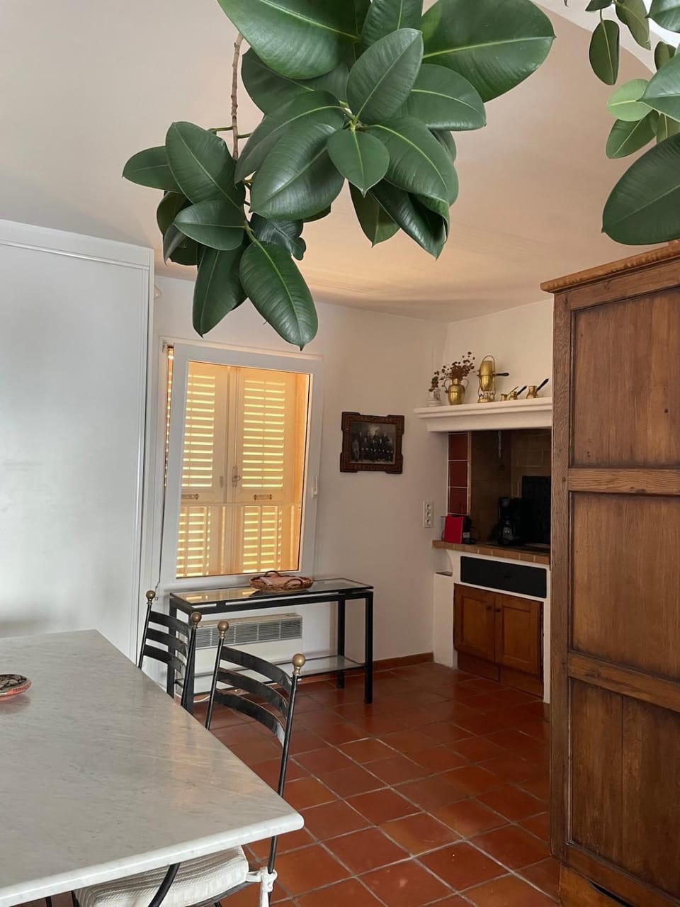 Kitchen or kitchenette, Dining area