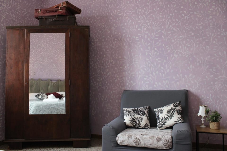 Bed, Photo of the whole room, Seating area, Bedroom, wardrobe