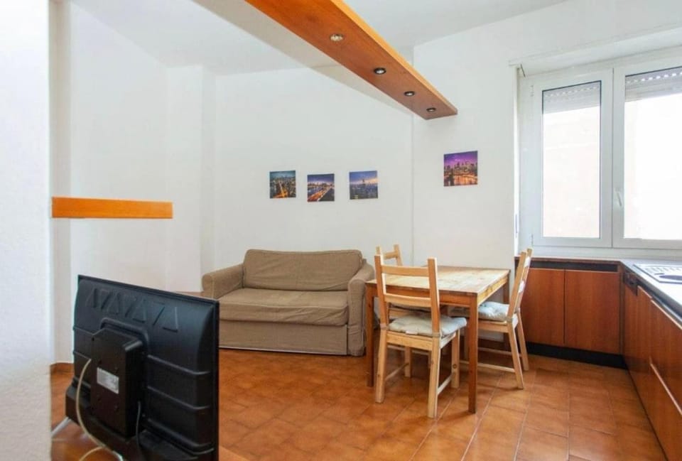 TV and multimedia, Seating area, Dining area