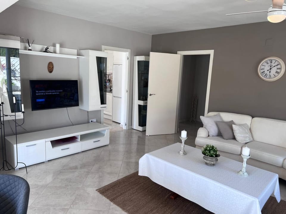 Communal lounge/ TV room