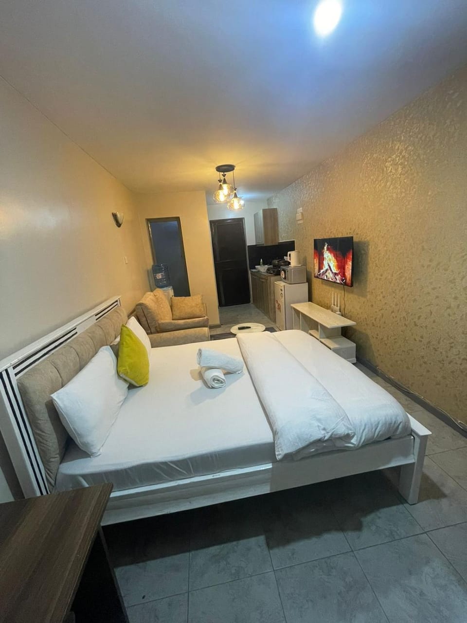 Bed, TV and multimedia, Living room, Photo of the whole room, Seating area, Bedroom
