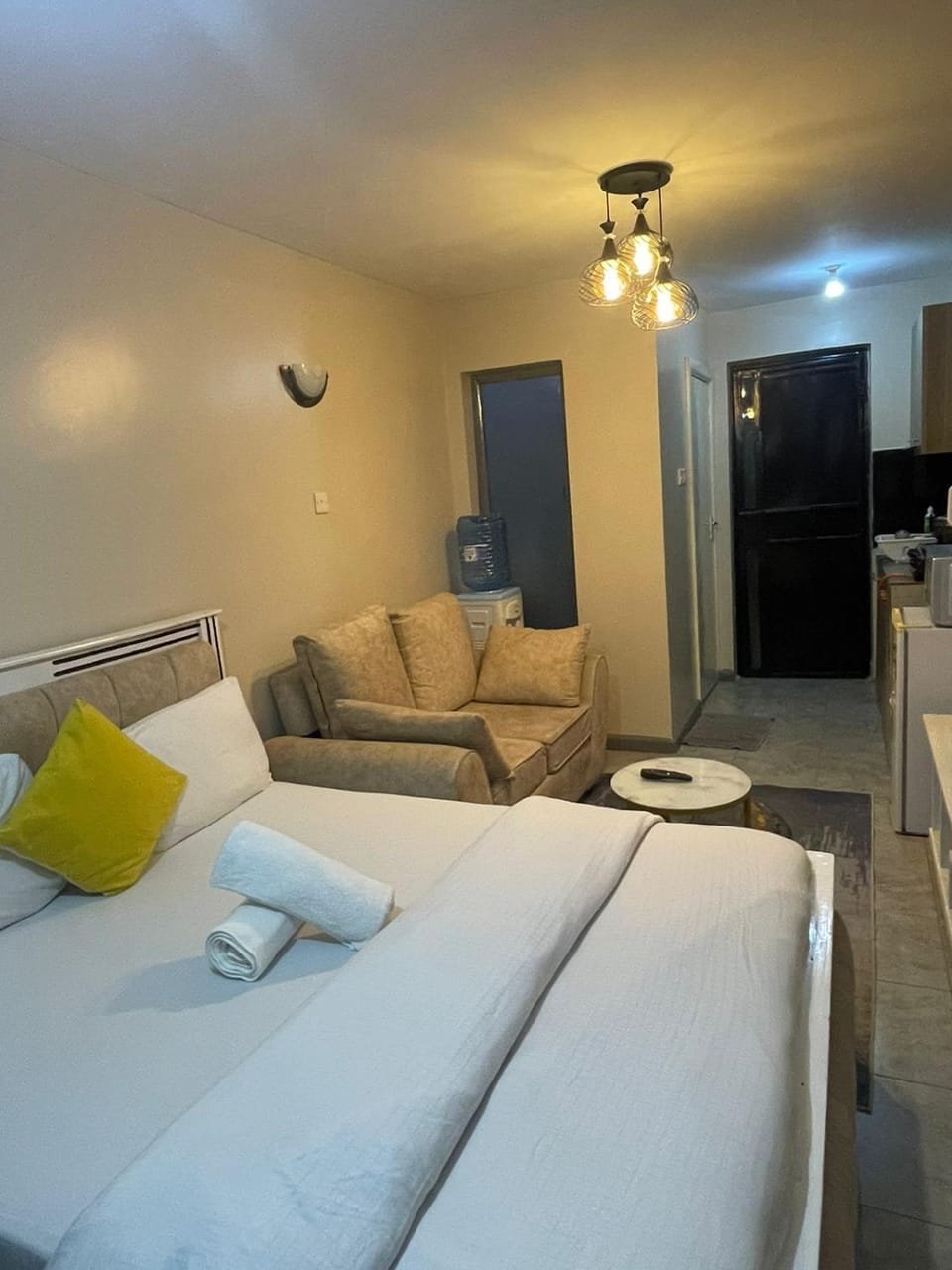 Bed, TV and multimedia, Kitchen or kitchenette, Living room, Photo of the whole room, Seating area, Bedroom