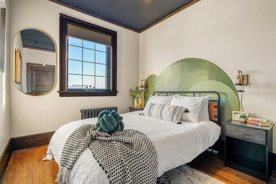 The Accountant - Sleeps 3 Guests - DT Drumheller Apartment in Drumheller