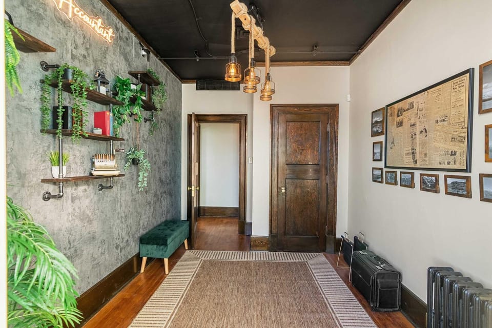 The Accountant - Sleeps 3 Guests - DT Drumheller Apartment in Drumheller