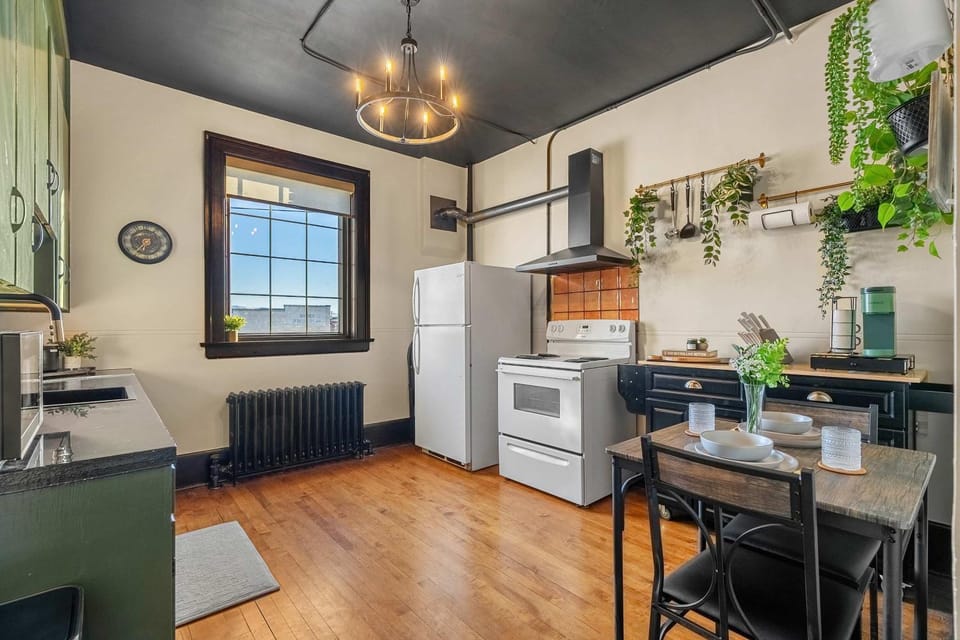 The Accountant - Sleeps 3 Guests - DT Drumheller Apartment in Drumheller