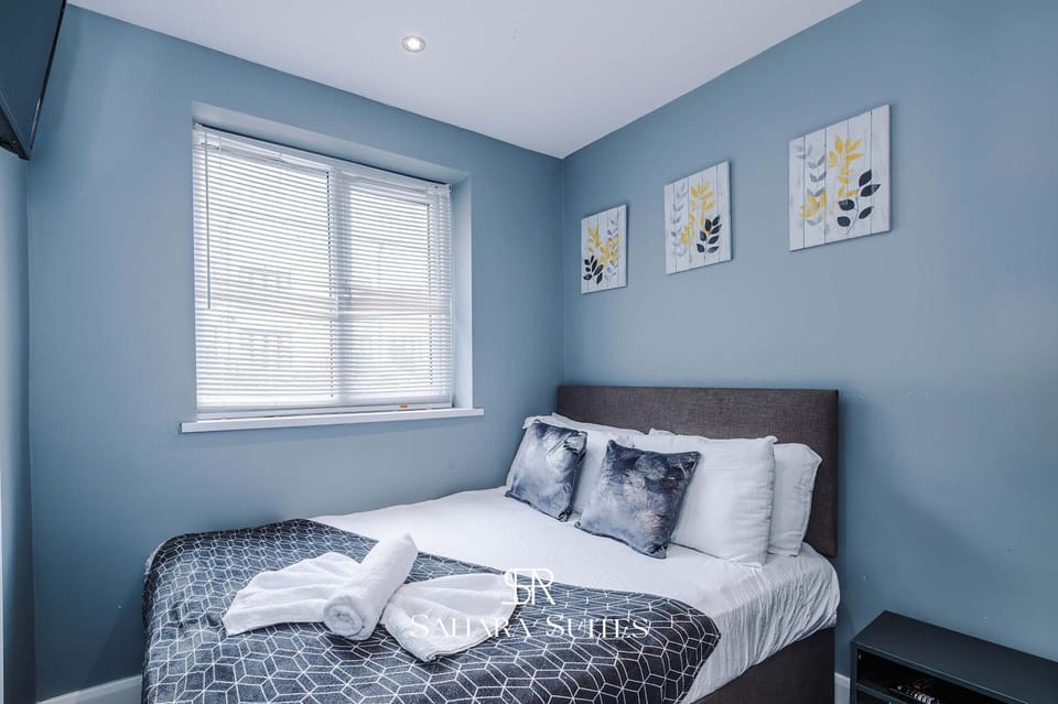 Bed, Photo of the whole room, Bedroom, towels
