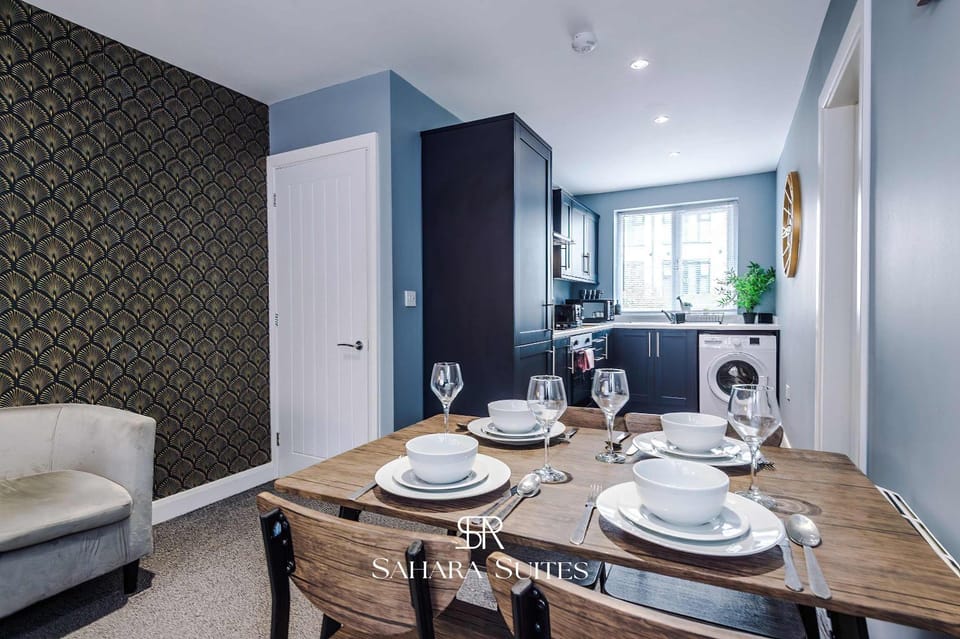 Kitchen or kitchenette, Living room, Seating area, Dining area