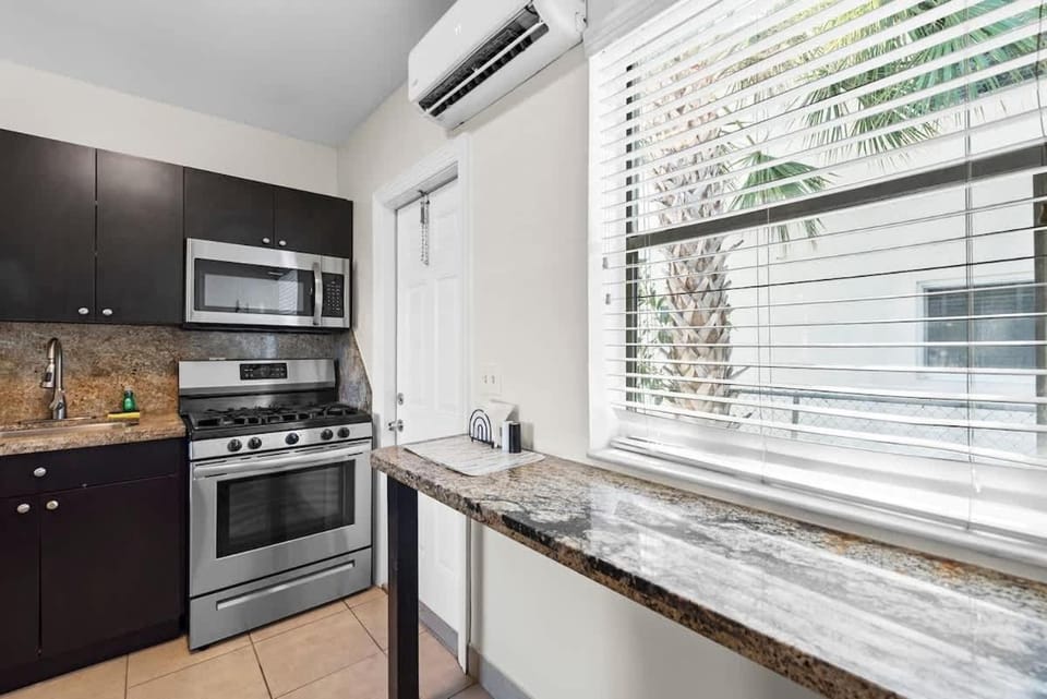 Lake Worth Getaway- Cozy Studio - Pool Apartment in Lantana