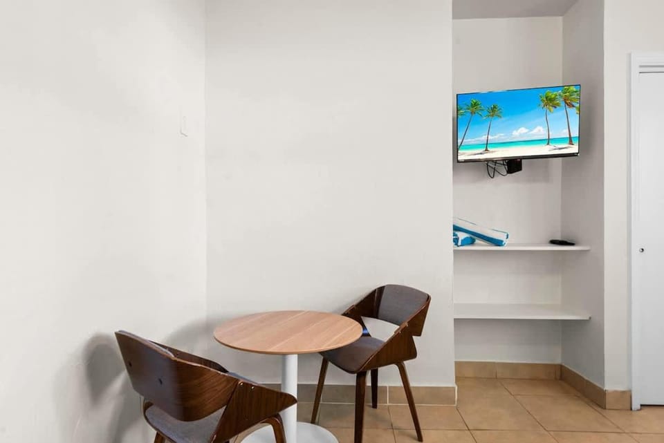 Lake Worth Getaway- Cozy Studio - Pool Apartment in Lantana