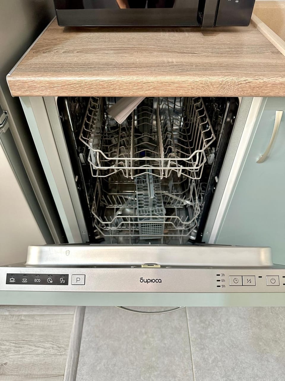 Kitchen or kitchenette, dishwasher
