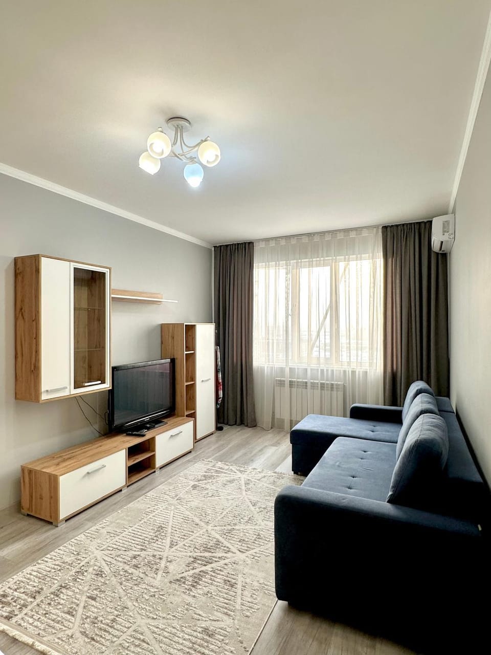 TV and multimedia, View (from property/room), Living room, Seating area, Bedroom, Mountain view