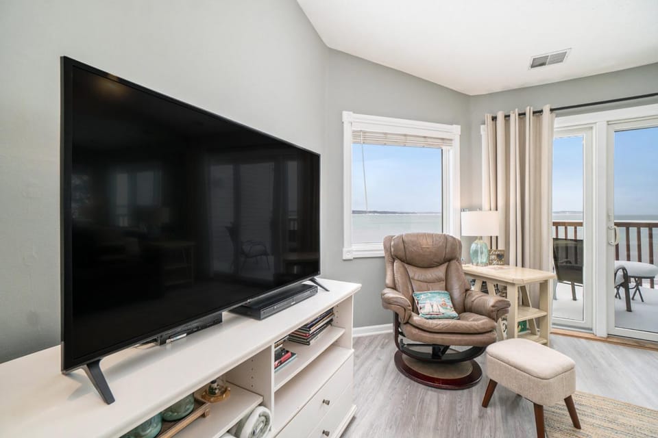 Beachside 323 Waterfront Condo House in Michigan
